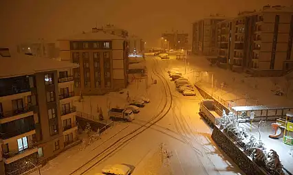 Elazığ'da kar yağışı etkisini artırdı, kent beyaza büründü