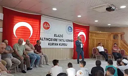 Kur'an kursunda karne ve ödül sevinci