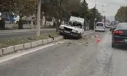 Tofaş marka otomobil ağaca çarptı: 1 yaralı