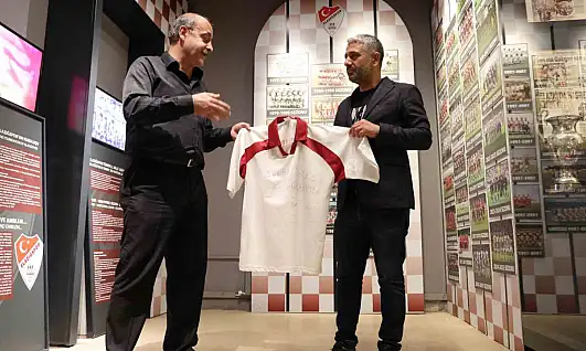Elazığspor'un ilk kez Süper Lige çıktığı formayı, 23 yıl sonra müzeye bağışladı