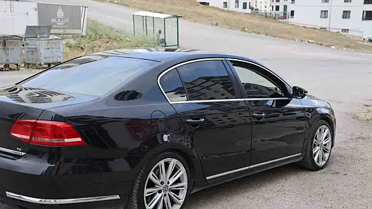 ''Kimsenin ekmeğine taş koymak istemem ama'' dedi, milyonluk aracını taşla doldurdu