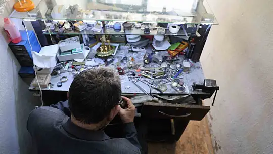 'Tik tak' sesleriyle geçen bir ömür: 65 yıldır 'zamanı' ayarlıyor