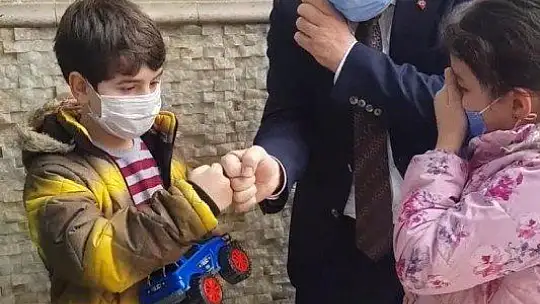 'Vali Amca' ile görüşen minik kızın mutluluk gözyaşları