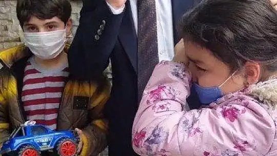 'Vali Amca' ile görüşen minik kızın mutluluk gözyaşları