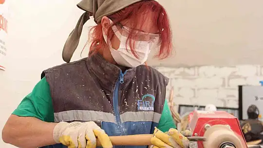 'Yapamazsın' dediler, o şimdi eserleri ile erkeklere taş çıkarıyor