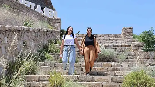 100 kadın, tarihi Pertek Kalesi'ni gezdi