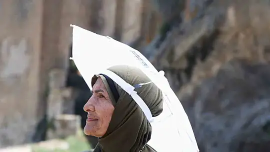 100 kadın, tarihi Pertek Kalesi'ni gezdi