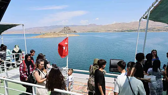 100 kadın, tarihi Pertek Kalesi'ni gezdi