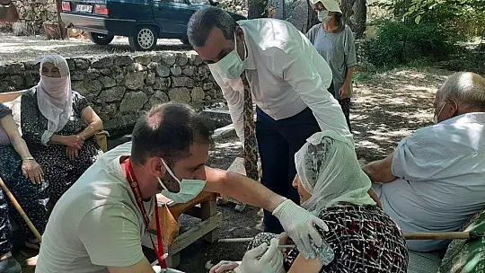 101 yaşındaki nine aşı olmak istedi, il sağlık müdürü kapısına gitti