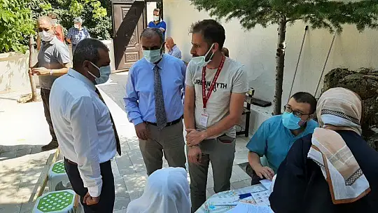 101 yaşındaki nine aşı olmak istedi, il sağlık müdürü kapısına gitti