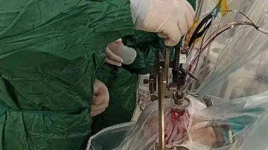 11 yaşındaki çocuğa, uyanıkken beyin pili takıldı