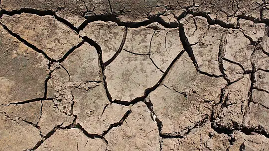 12 yıl önceki kuraklık tekrar baş gösterdi, kuruyan baraj havzasında tarıma başlandı