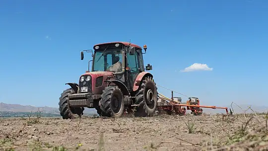 12 yıl önceki kuraklık tekrar baş gösterdi, kuruyan baraj havzasında tarıma başlandı