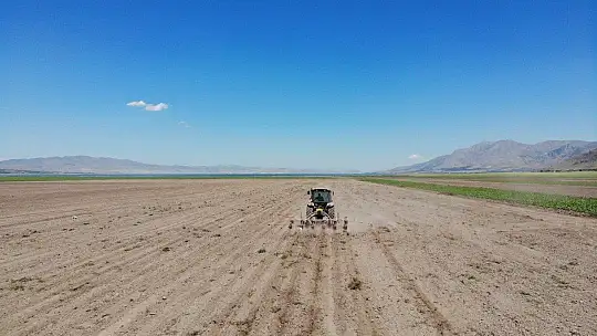 12 yıl önceki kuraklık tekrar baş gösterdi, kuruyan baraj havzasında tarıma başlandı