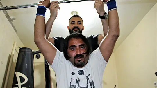 15 yıl yatağa bağlı kaldıktan sonra konuşmayı yeniden öğrenip, dikilen koluyla halter kaldırmaya başladı