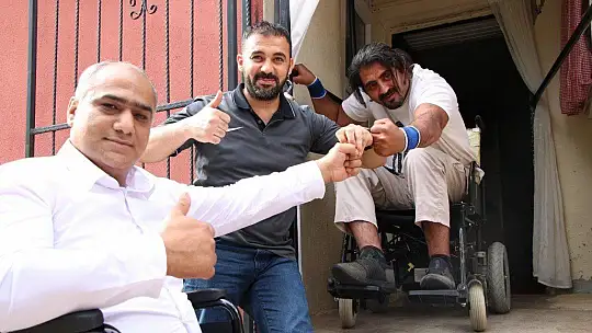 15 yıl yatağa bağlı kaldıktan sonra konuşmayı yeniden öğrenip, dikilen koluyla halter kaldırmaya başladı