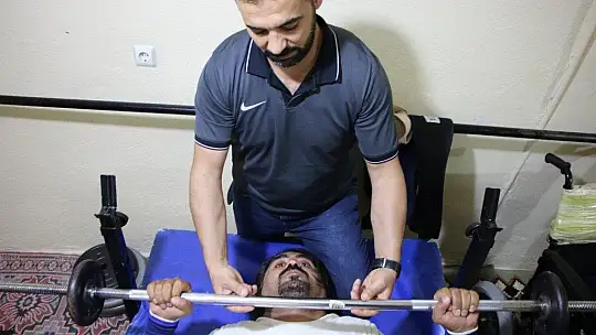 15 yıl yatağa bağlı kaldıktan sonra konuşmayı yeniden öğrenip, dikilen koluyla halter kaldırmaya başladı