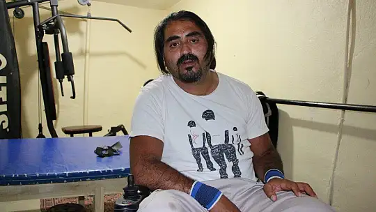 15 yıl yatağa bağlı kaldıktan sonra konuşmayı yeniden öğrenip, dikilen koluyla halter kaldırmaya başladı