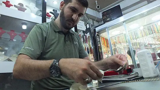 160 yıllık gümüş kaşığı yanına almadan hiçbir yere gitmiyor