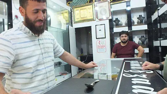 160 yıllık gümüş kaşığı yanına almadan hiçbir yere gitmiyor