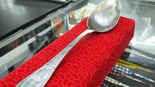 160 yıllık gümüş kaşığı yanına almadan hiçbir yere gitmiyor