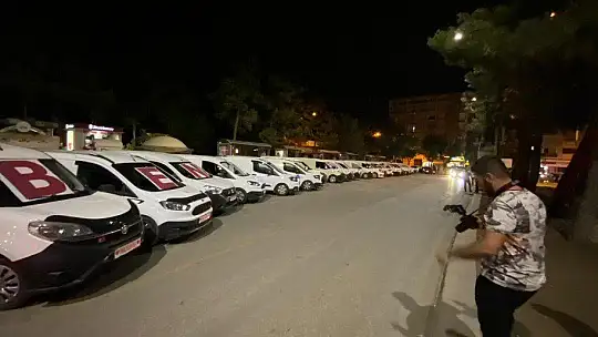 19 aracı bir araya getirip kız arkadaşına evlilik teklifinde bulundu