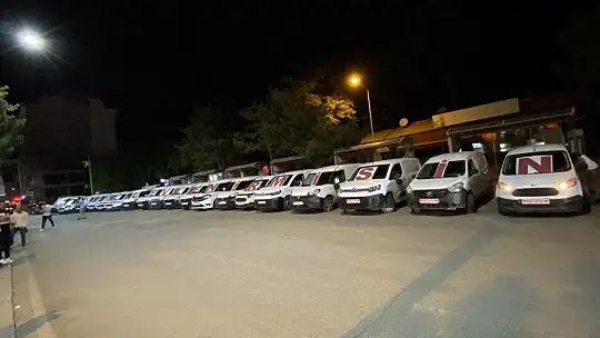 19 aracı bir araya getirip kız arkadaşına evlilik teklifinde bulundu