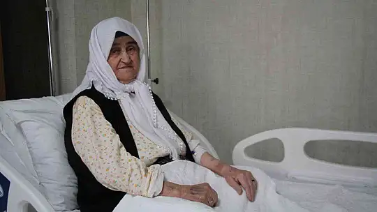 2 doz aşı hayatta tuttu, 89 yaşındaki Firdevs nine koronayı hafif atlattı