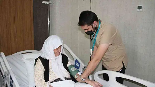 2 doz aşı hayatta tuttu, 89 yaşındaki Firdevs nine koronayı hafif atlattı