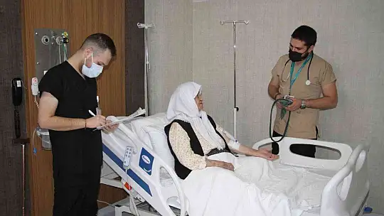 2 doz aşı hayatta tuttu, 89 yaşındaki Firdevs nine koronayı hafif atlattı