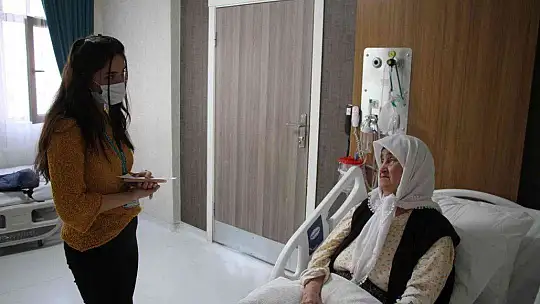 2 doz aşı hayatta tuttu, 89 yaşındaki Firdevs nine koronayı hafif atlattı