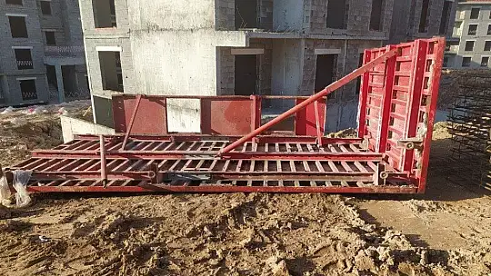 2 ton kalıbın altında kaldı ölmedi hayata tutundu