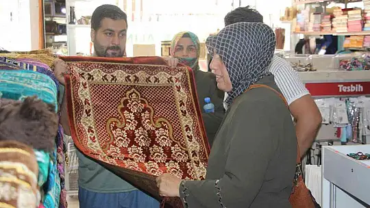 2 yıl aradan sonra işleri açıldı, hac malzemesi satan esnafın yoğunluğu başladı