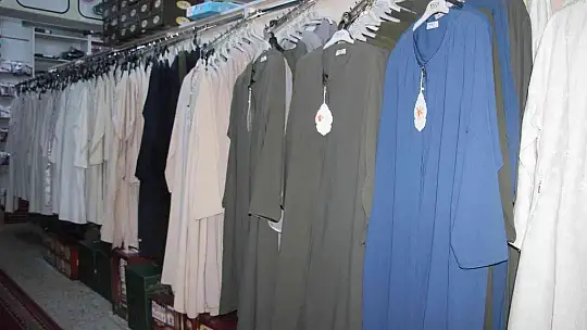2 yıl aradan sonra işleri açıldı, hac malzemesi satan esnafın yoğunluğu başladı