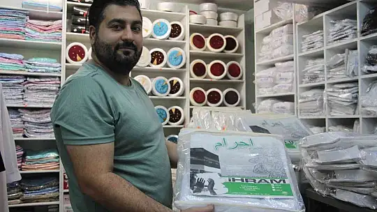 2 yıl aradan sonra işleri açıldı, hac malzemesi satan esnafın yoğunluğu başladı