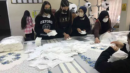Maske üreten öğrenci ve öğretmenlerin hedefi 1 milyon TL