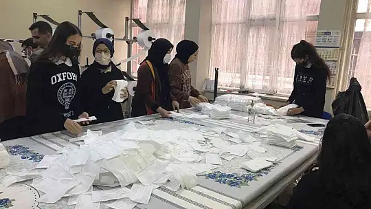 Maske üreten öğrenci ve öğretmenlerin hedefi 1 milyon TL