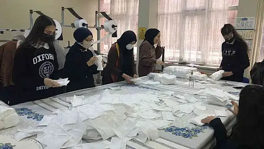 Maske üreten öğrenci ve öğretmenlerin hedefi 1 milyon TL