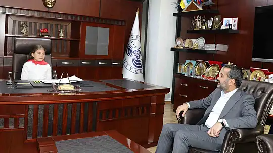 23 Nisanda başkanlık koltuğuna minik Tutar oturdu, talimatını verdi