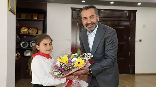 23 Nisanda başkanlık koltuğuna minik Tutar oturdu, talimatını verdi