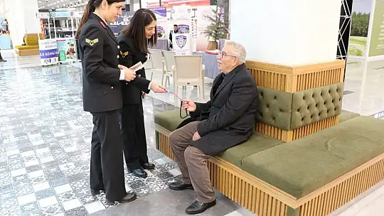 25 Kasım Kadına Yönelik Şiddetle Mücadele Gününde jandarma vatandaşları bilgilendirdi