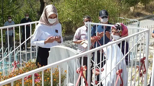 26 yıl önce şehit edilen 6 öğretmenden Elazığlı Rüstem Şen kabri başında anıldı