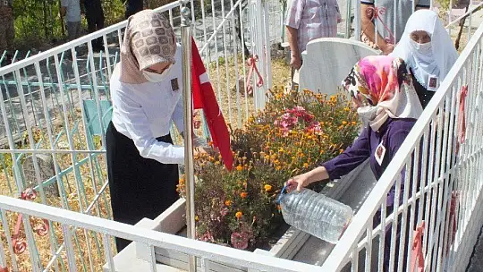 26 yıl önce şehit edilen 6 öğretmenden Elazığlı Rüstem Şen kabri başında anıldı
