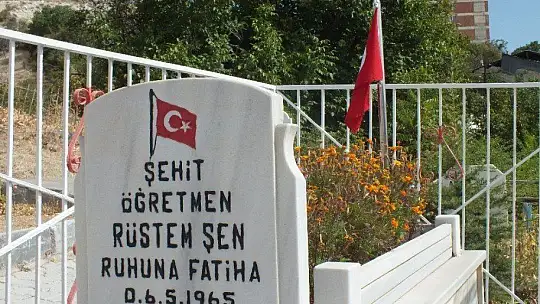 26 yıl önce şehit edilen 6 öğretmenden Elazığlı Rüstem Şen kabri başında anıldı