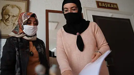 28 Şubat mağduru, Türkiye'nin ilk başörtülü başkanı, iki dönemdir hizmet ediyor