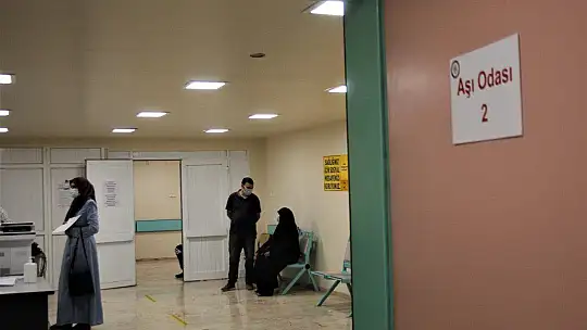 280 bin doz aşı yapılan Elazığ'da 25 yaş üstü vatandaşlar aşı olmaya başladı