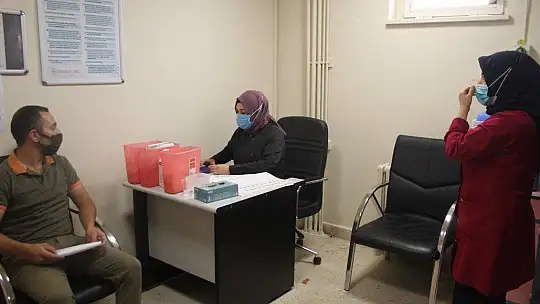 280 bin doz aşı yapılan Elazığ'da 25 yaş üstü vatandaşlar aşı olmaya başladı