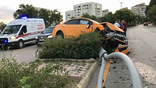 3 araca çarptı kaçtı, refüje çıkıp direği devirdi: 1 yaralı