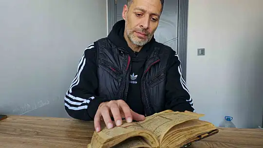 300 yıllık altın varaklı el yazması Kur'an-ı Kerim'e gözü gibi bakıyor