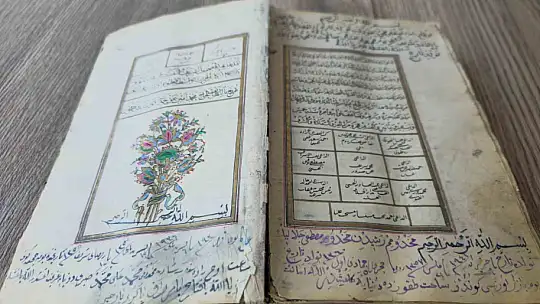 300 yıllık altın varaklı el yazması Kur'an-ı Kerim'e gözü gibi bakıyor